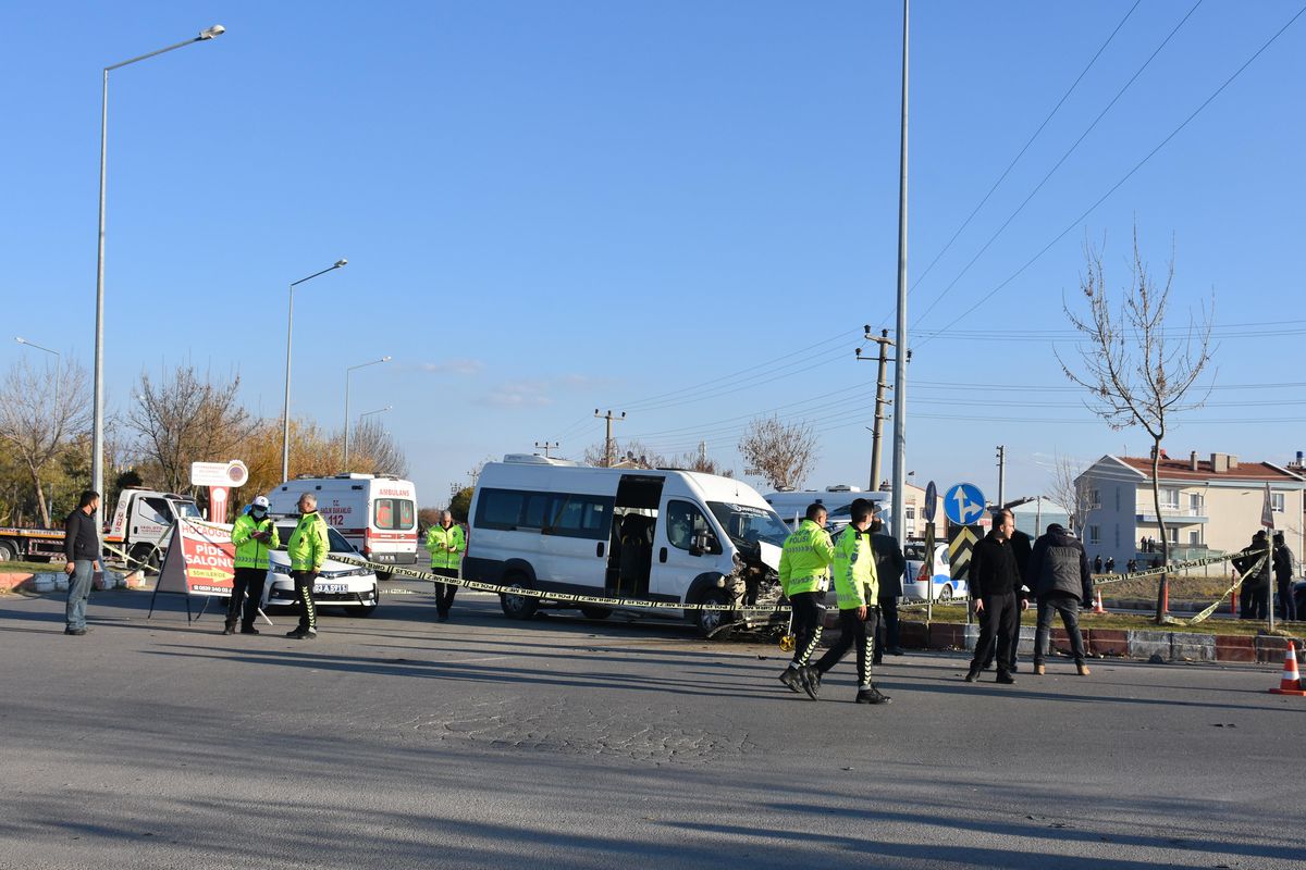 Afyonkarahisar\'da öğrenci servisiyle polis aracının çarpışması sonucu 9 kişi yaralandı