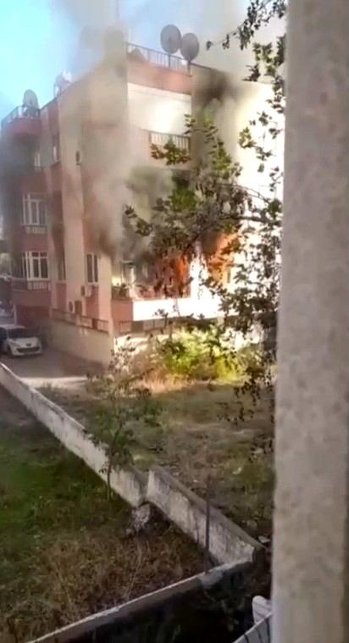 Alev alev yanan daire, bina sakinlerine korku dolu anlar yaşattı