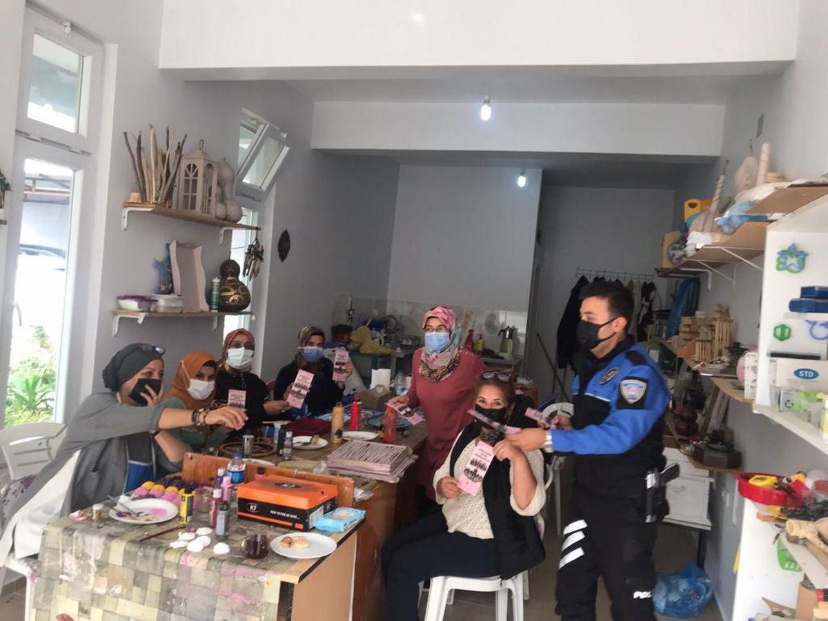 Anamur\'da polis ekipleri kadınlara KADES uygulamasını tanıttı