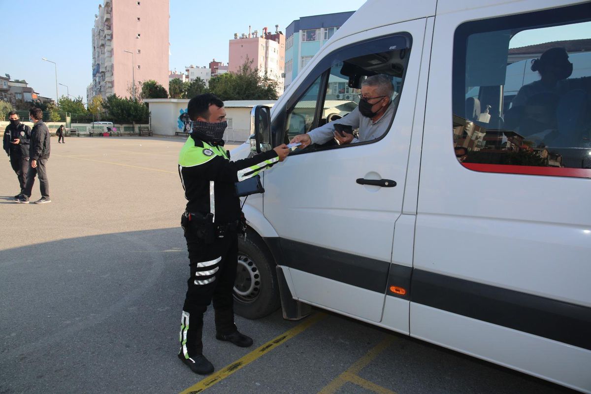 Son dakika: Antalya\'da 298 polisle servis araçları ve okul çevrelerine denetim