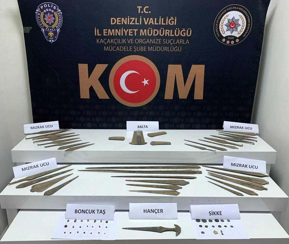 Aracına yaptırdığı gizli bölmede onlarca tarihi eser çıktı
