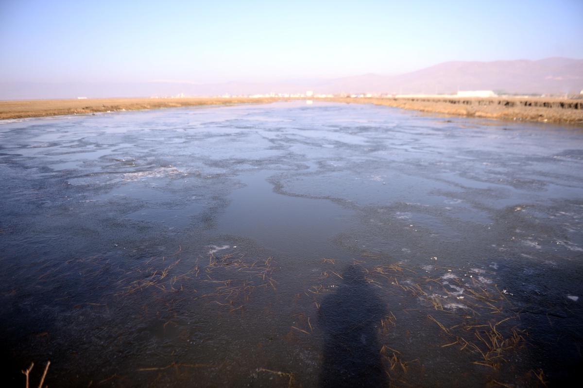 Ardahan\'da soğuk hava yüzünden Kura Nehri buz tuttu