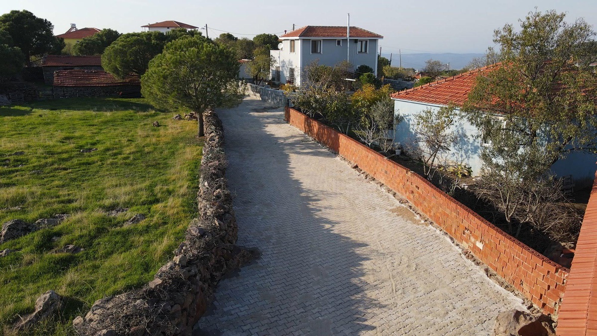 Ayvalık Belediyesi, kırsal mahallelerin yol sorunlarını çözmek için dört koldan çalışmalarını sürdürüyor