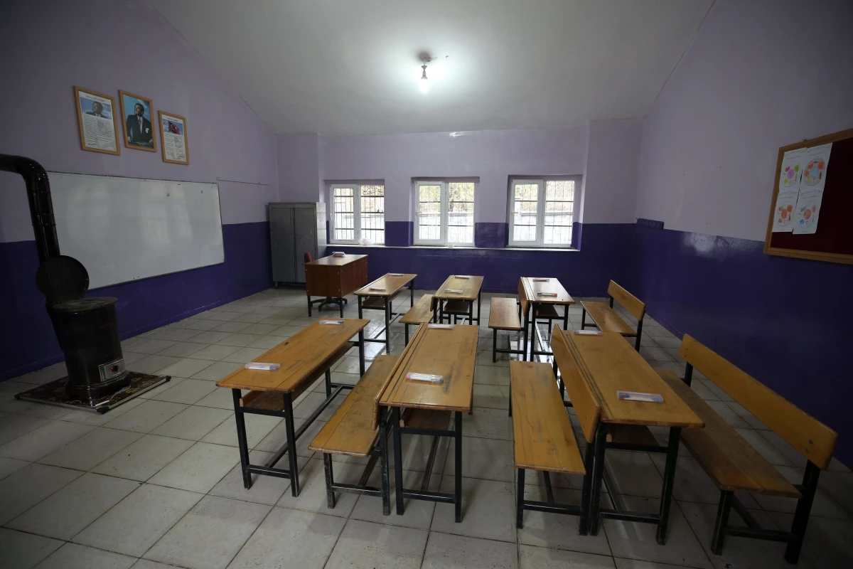 Üniversite öğrencileri ara tatilde köy okulunu onardı