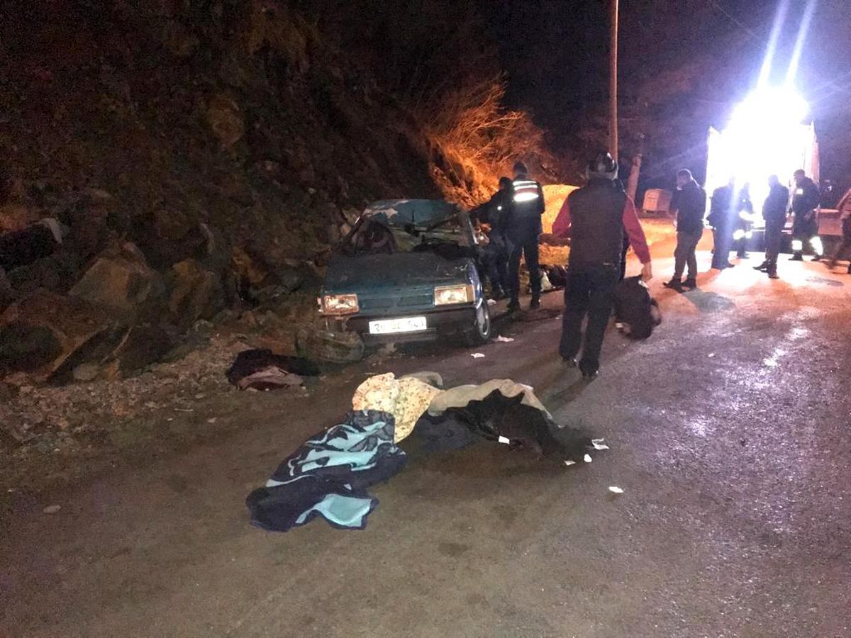 Son dakika haber! Buzlu yolda trafik kazası: 5 yaralı