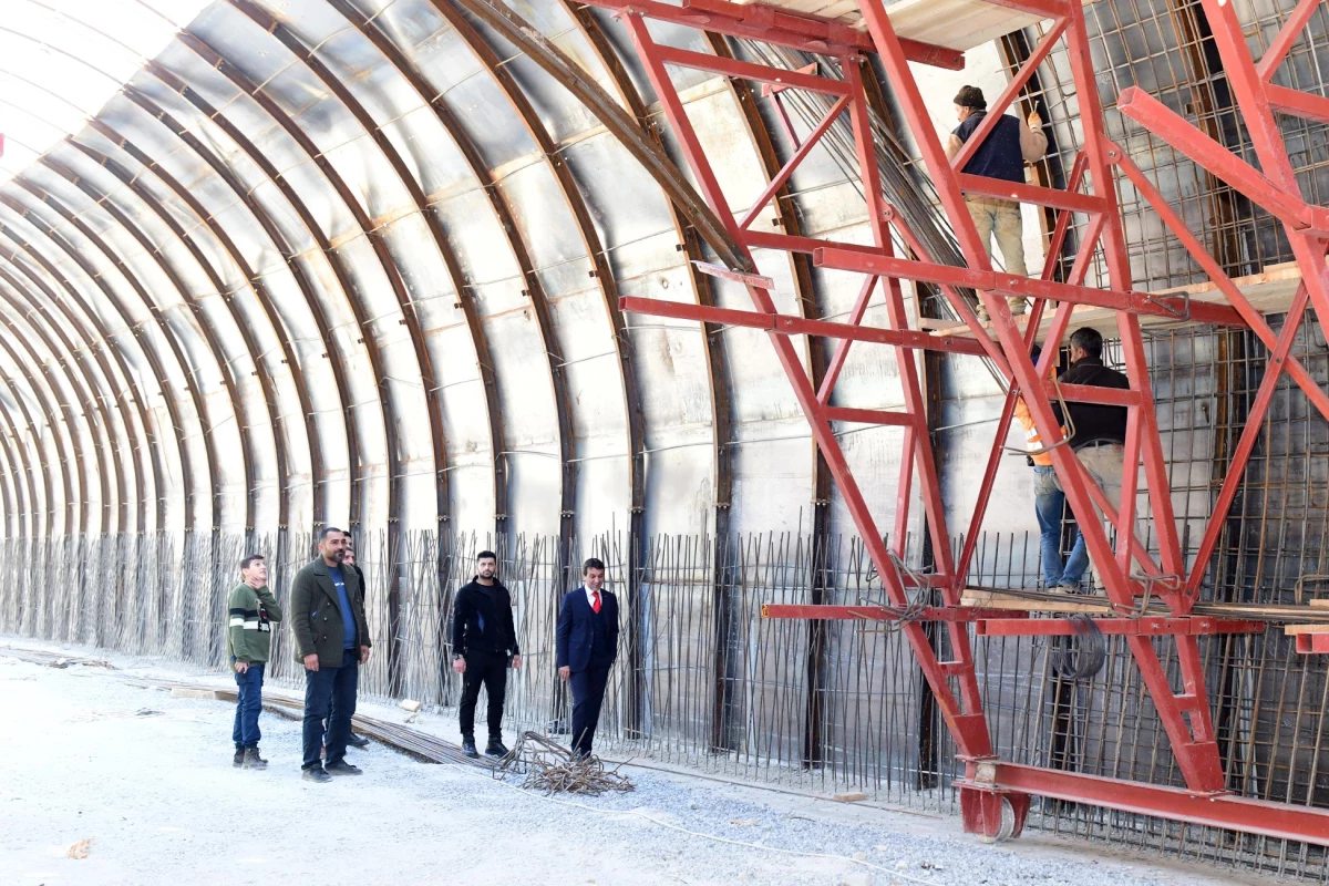 Çatak Belediye Başkanı Şeylan, çığ tüneli inşaatında inceleme yaptı