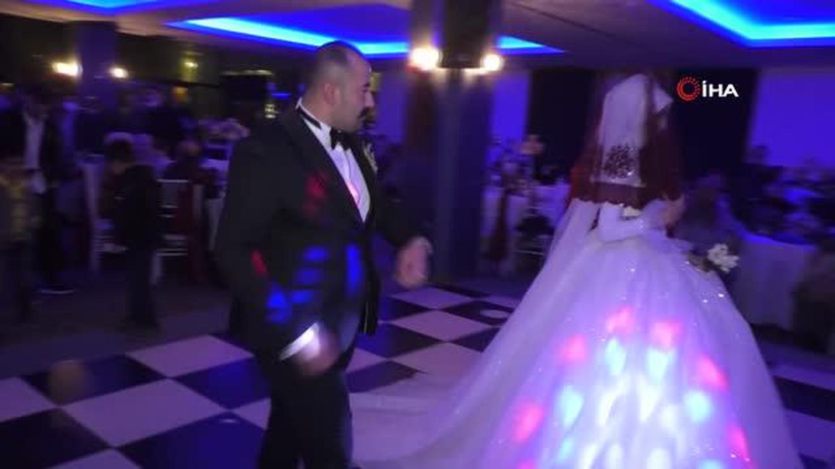 Düğün pastası yerine düğün dondurması kestiler