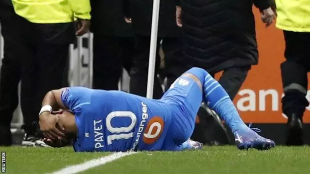 Fransa'da Lyon-Marsilya maçı sahaya atılan şişe yüzünden oynanamadı