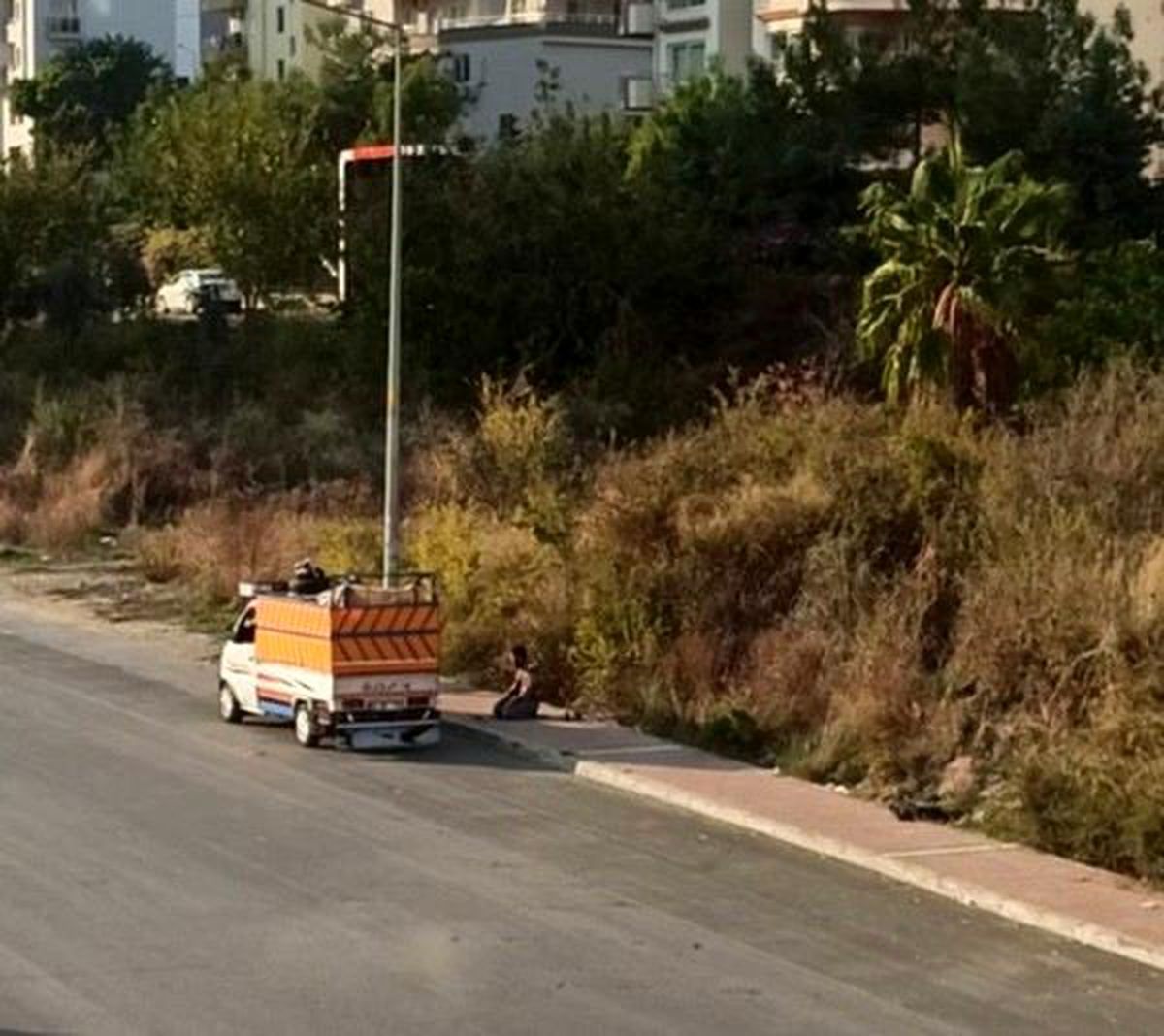 Geri dönüşüm işçisinin kaldırımda namaz molası