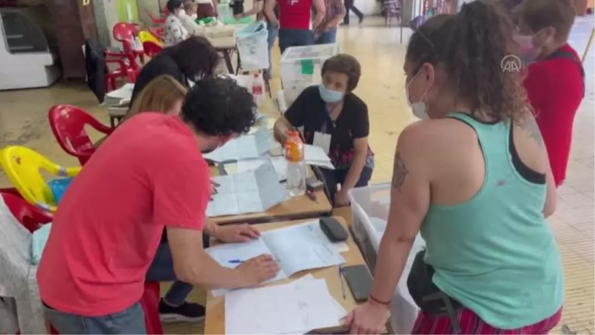 Halk genel seçimler için sandık başına gitti