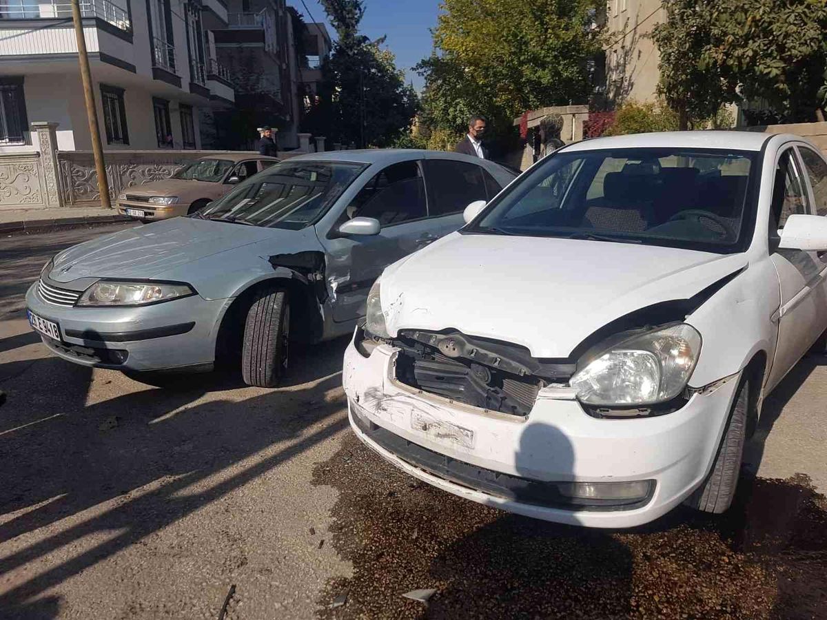 İki otomobil çarpıştı: 2 yaralı