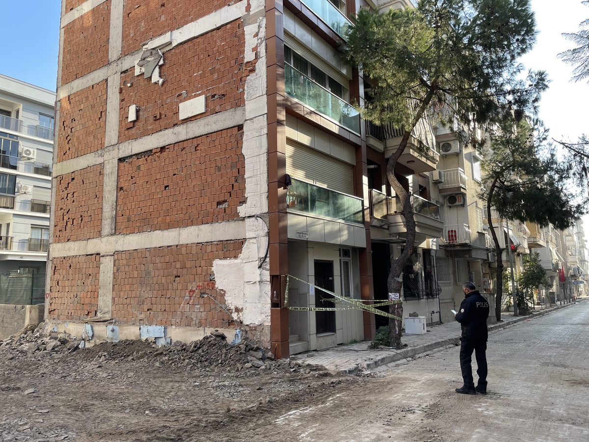 İzmir\'de kayma meydana gelen apartmanın temelinde ölçüm çalışması başlatıldı