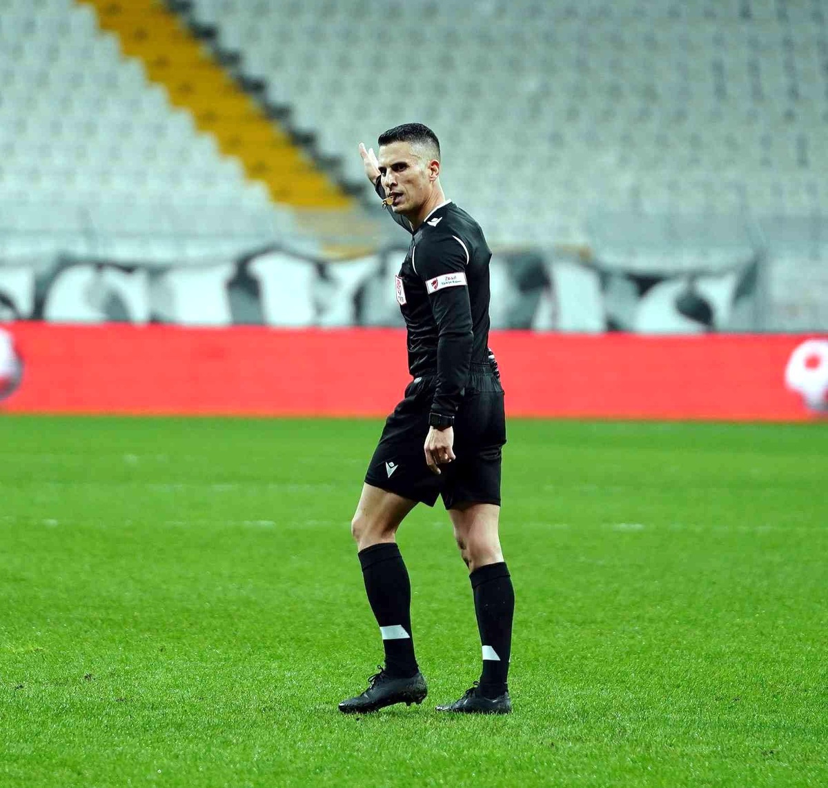 Kayserispor - Göztepe maçının VAR\'ı Sarper Barış Saka