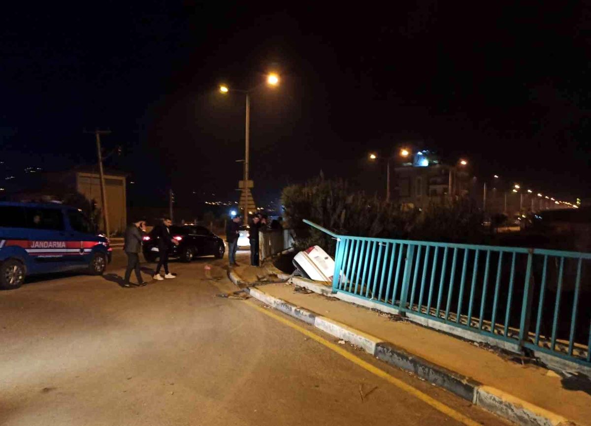 Manisa\'da genç sürücü kaza yaptı: 2 yaralı