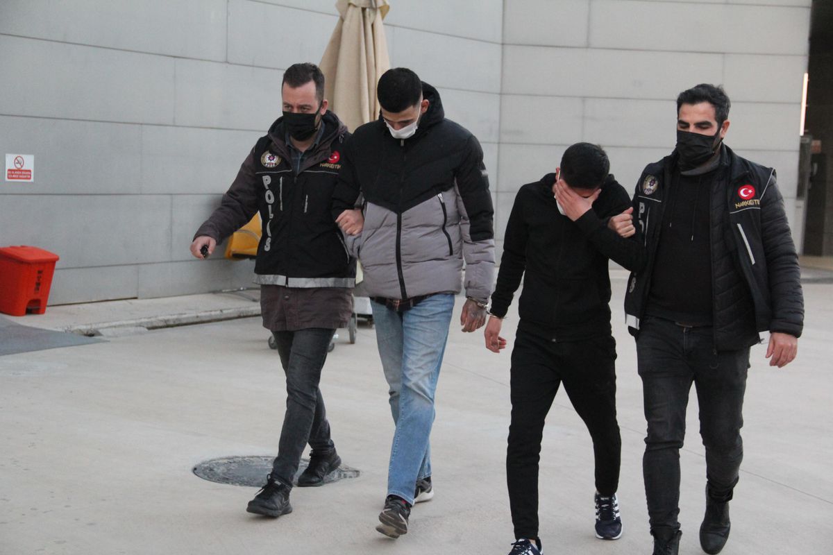 Manisa\'da uyuşturucu bulunan otomobildeki 2 kişi tutuklandı