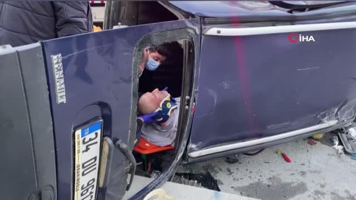 Sarıyer'de ticari araç ile kargo aracı çarpıştı: Baba oğul yaralandı