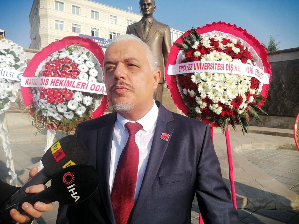 Şenel: "Önümüzdeki 2 eğitim döneminde diş hekimliği fakültelerine öğrenci alınmamalıdır"