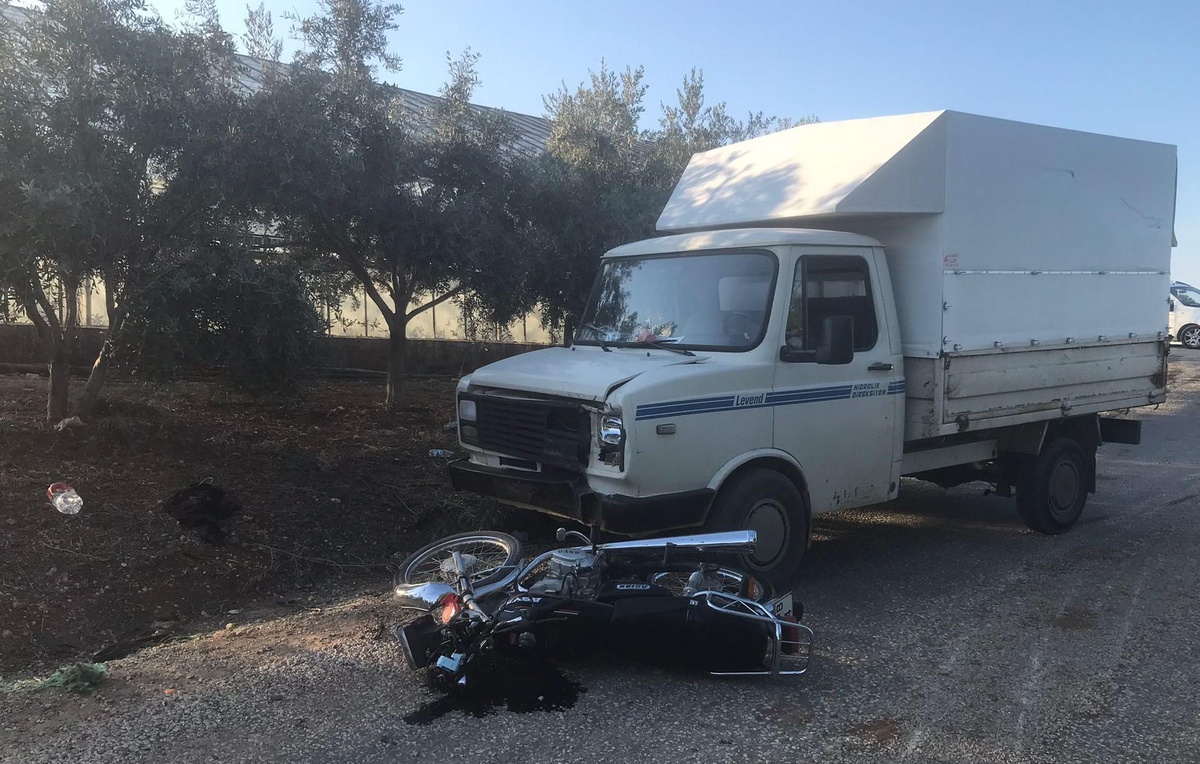 Serik\'te kamyonetle çarpışan motosikletteki 3 kişi yaralandı