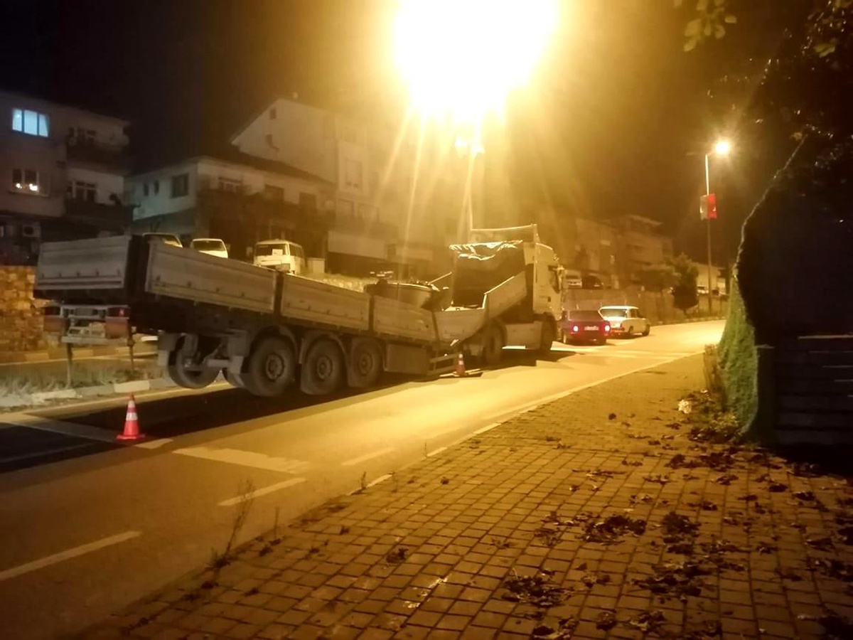 Tırın sac yüklü dorsesi ikiye ayrıldı
