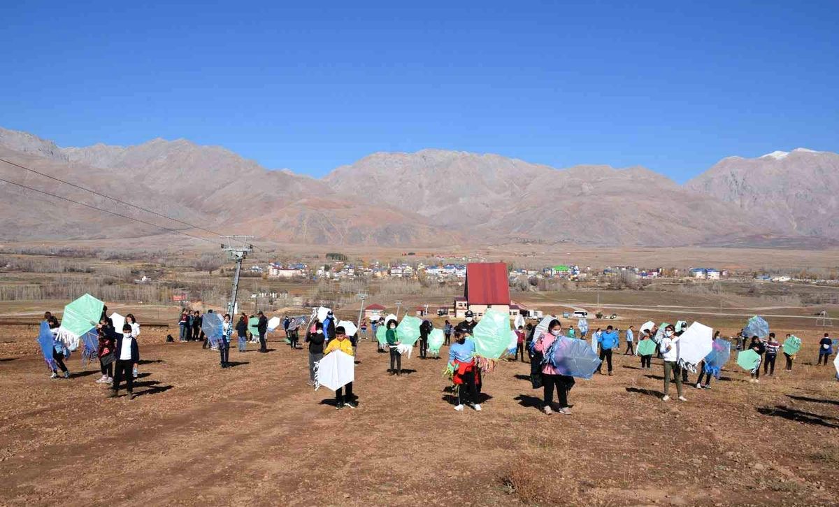 Tunceli\'de uçurtma şenliği