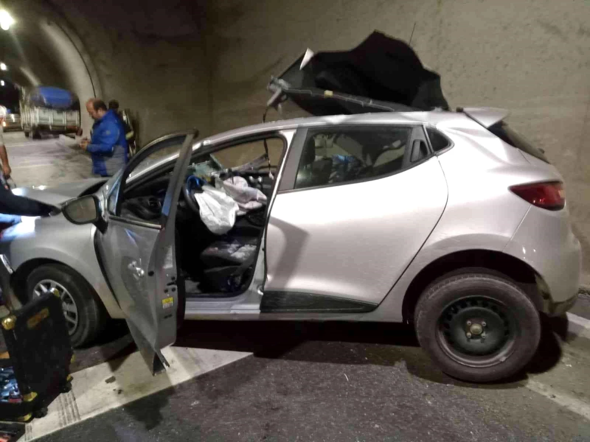 Tünelde otomobil kamyona arkadan çarptı: 1 yaralı