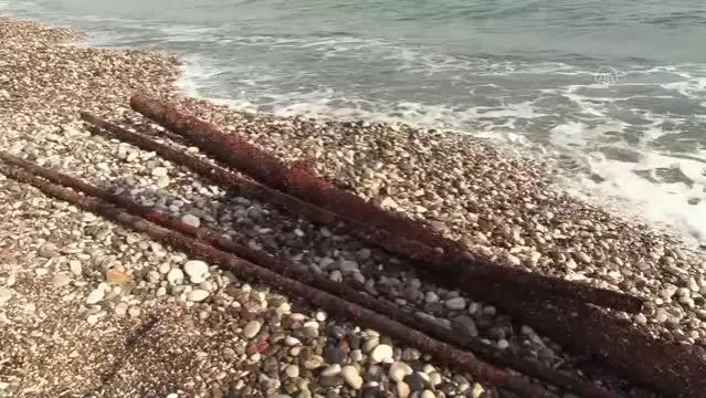 Tüpsüz dalarak Akdeniz'in mavi sularını metal atıklardan temizliyor Tüpsüz dalarak Akdeniz'in mavi sularını metal atıklardan temizliyor