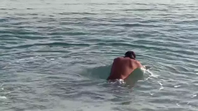 Tüpsüz dalarak Akdeniz'in mavi sularını metal atıklardan temizliyor
