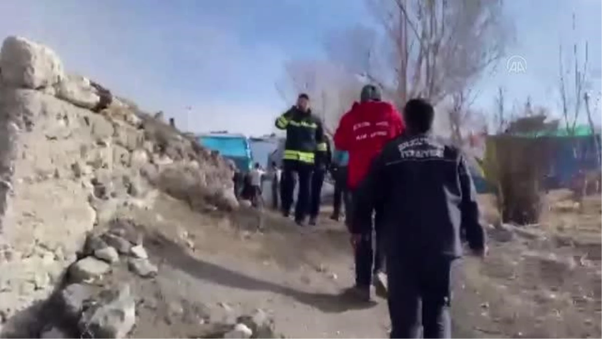 Vali Memiş, Köprüköy\'deki deprem bölgesinde incelemelerde bulundu