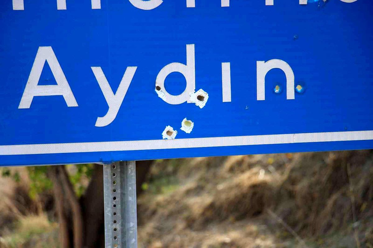 Yol kenarlarındaki tabela ve levhalar magandaların hedef tahtasına dönüştü