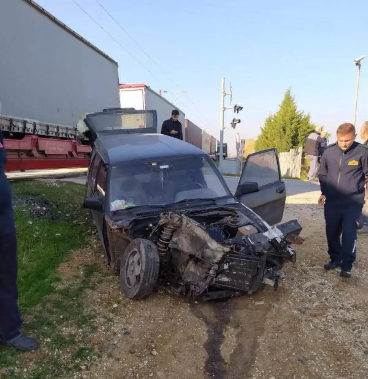 Yük treninin çarptığı otomobilin sürücüsü yaralandı