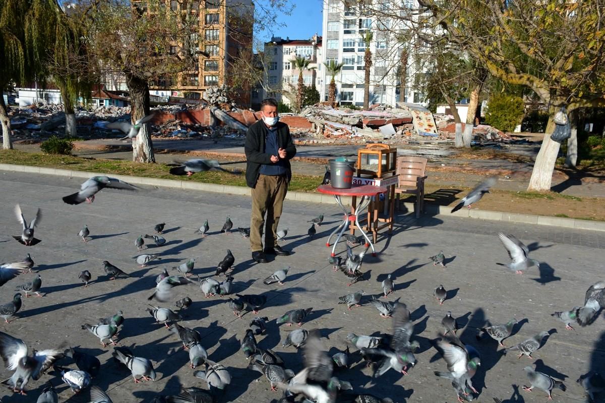 30 yıldır çekirdek satarak ailesini geçindiriyor