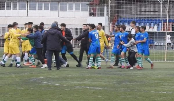 SPOR Ankara'da U18 Gençler Ligi maçında futbolcular birbirlerine girdi