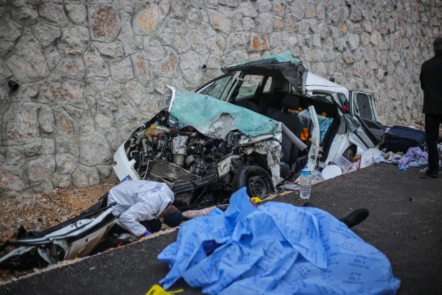 Minibüs ile otomobilin çarpışması sonucu 1 kişi öldü, 2 kişi yaralandı