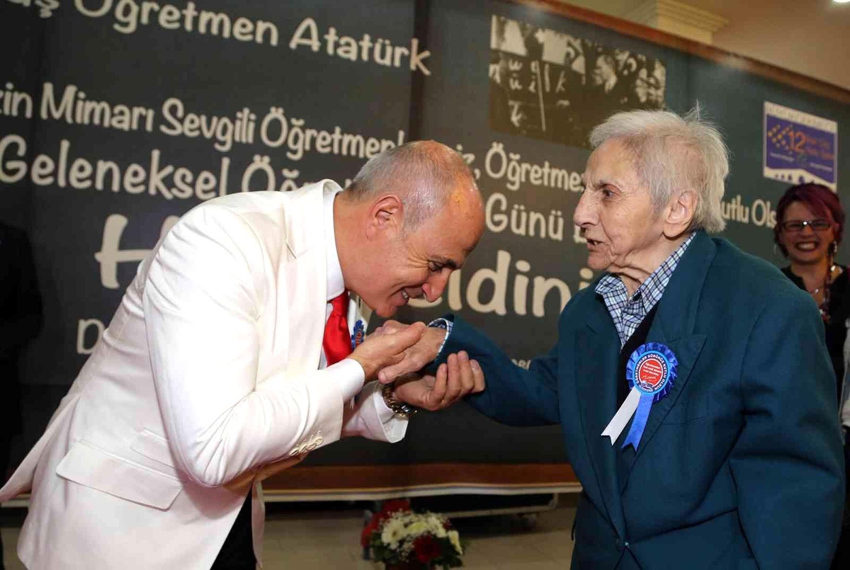 Başkan Akgün: "Öğretmenler toplumların sönmeyen ışıklarıdır"