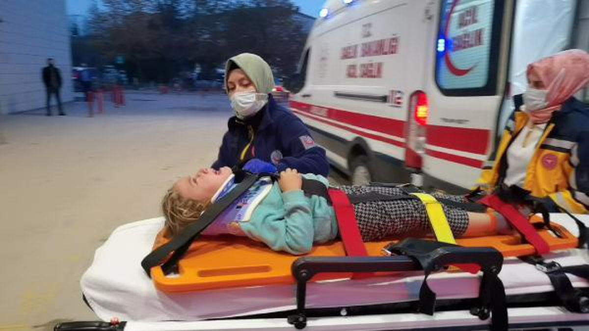 Bursa\'da, 2\'nci kattan düşen 4 yaşındaki Ayışhan yaralandı