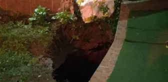 Büyükçekmece'de 3 katlı binanın bahçesindeki toprak zemin çöktü