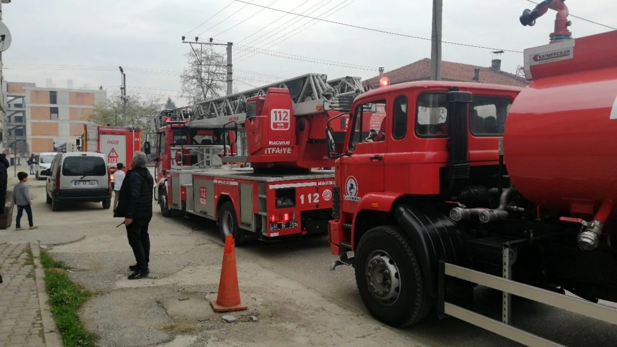 Çatı katında yakılan çöpler ekipleri harekete geçirdi