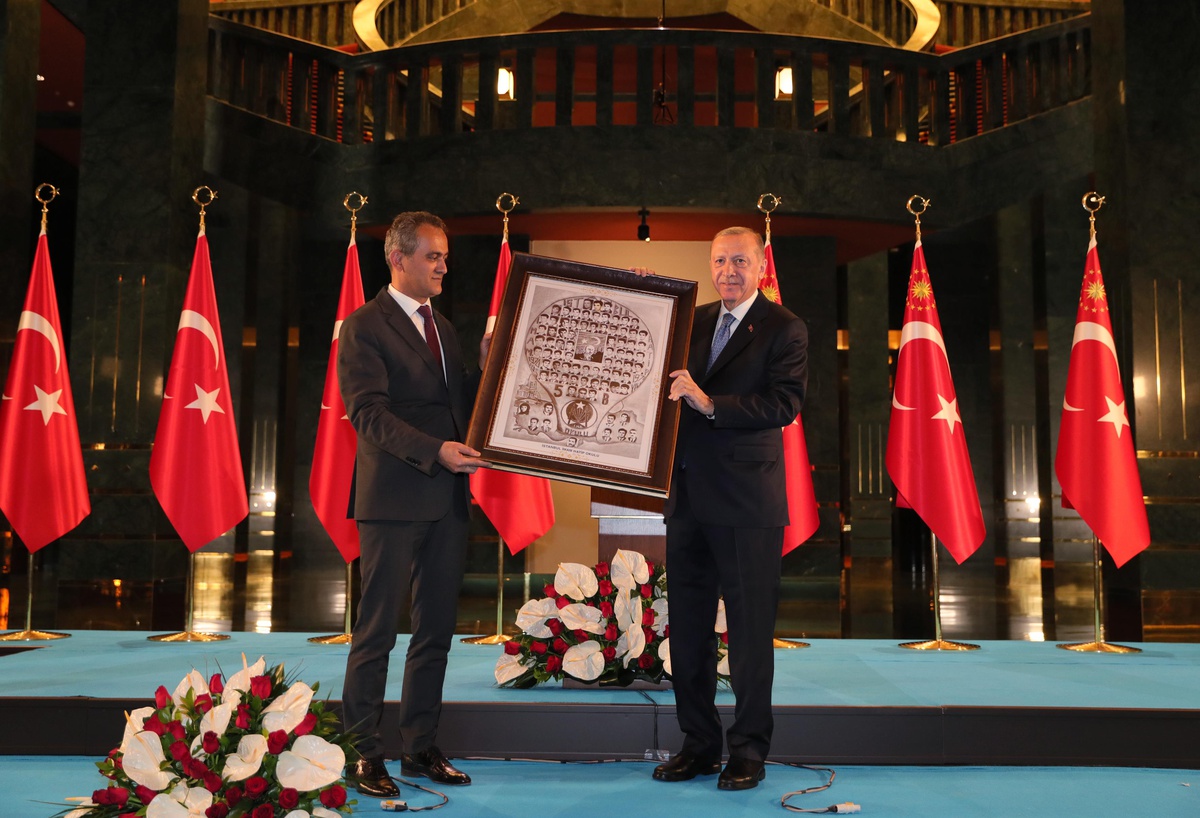 Cumhurbaşkanı Erdoğan: "Büyük Türkiye vizyonuna yakışır biçimde büyük Türkiye\'nin mimarları olan öğretmenlerimizi korumayı, gözetmeyi sürdüreceğiz."