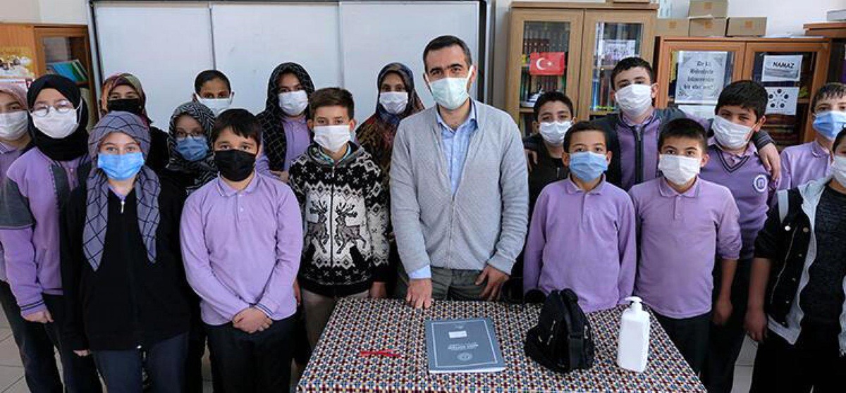DEPREMDE İKİ BACAĞINI KAYBEDEN ÖĞRETMEN 10 YILDIR GÖREVİNİN BAŞINDA