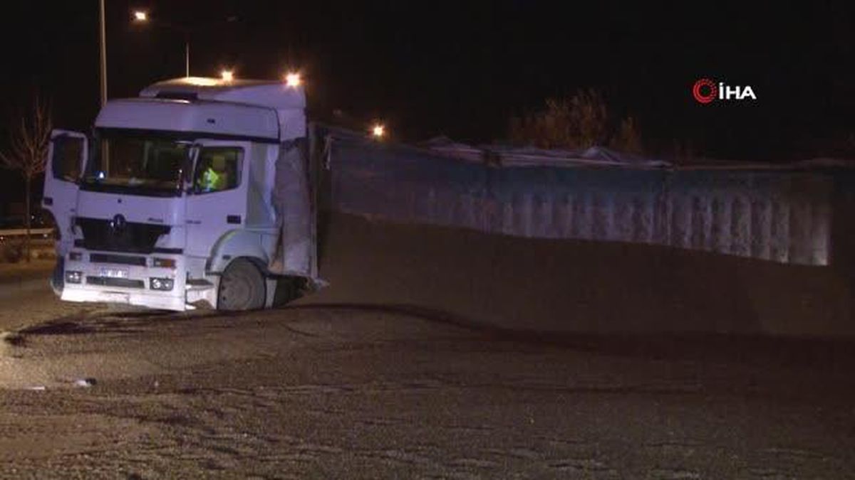 Devrilen tır az kalsın faciaya neden oluyordu
