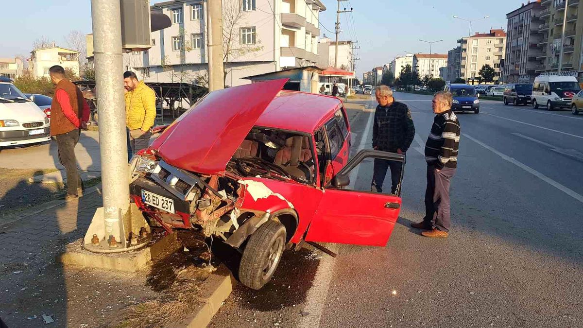 Direğe çarpan araç hurdaya döndü: 1 yaralı