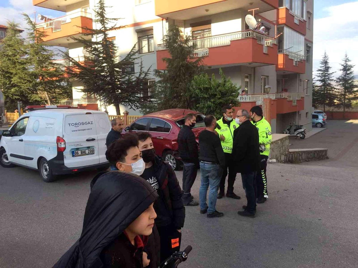 Direksiyon hakimiyetini kaybetti park halindeki 3 otomobile çarptı