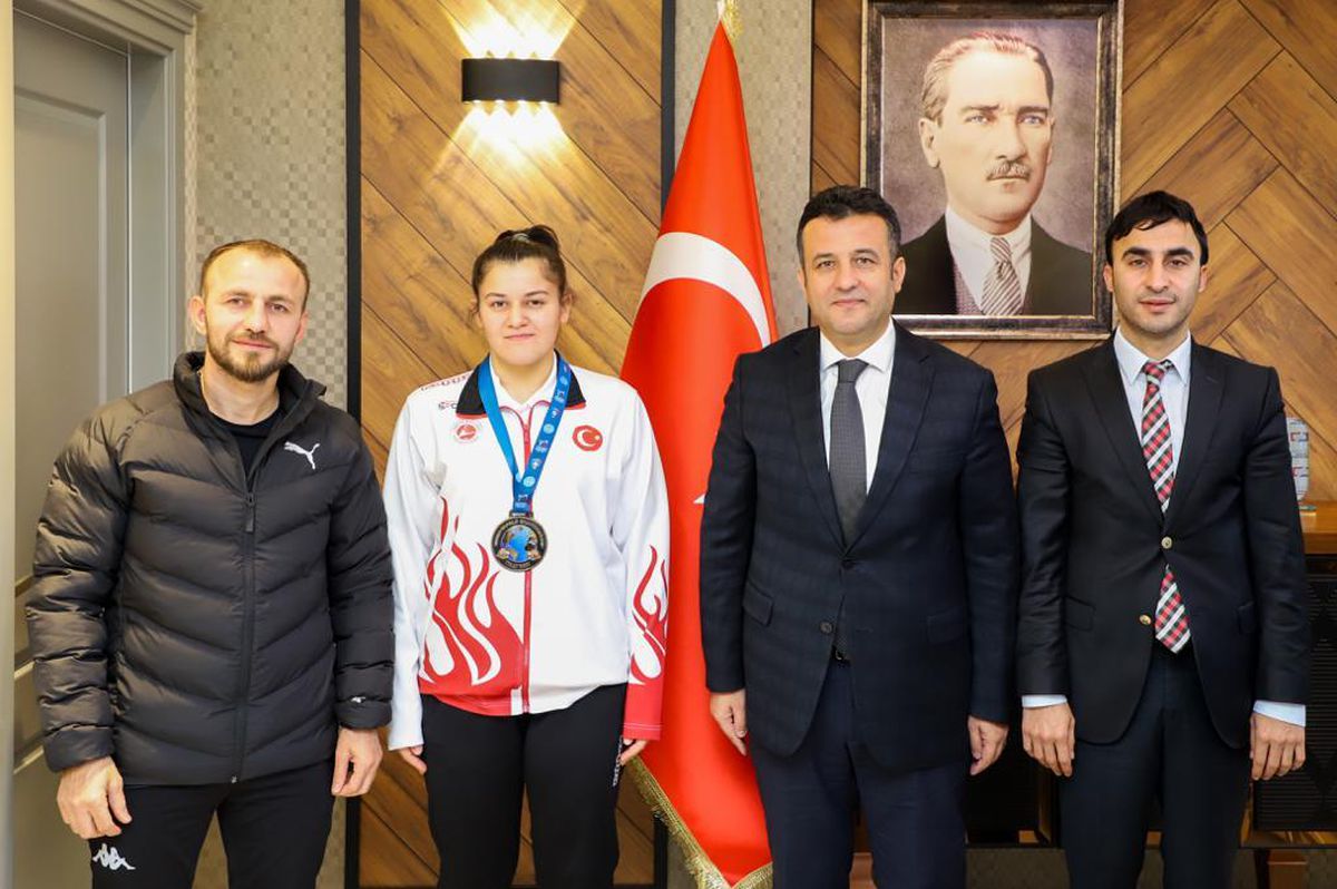 Dünya Büyükler Kick Boks Şampiyonası üçüncüsü Beyza'dan Başkan Doğan'a ziyaret