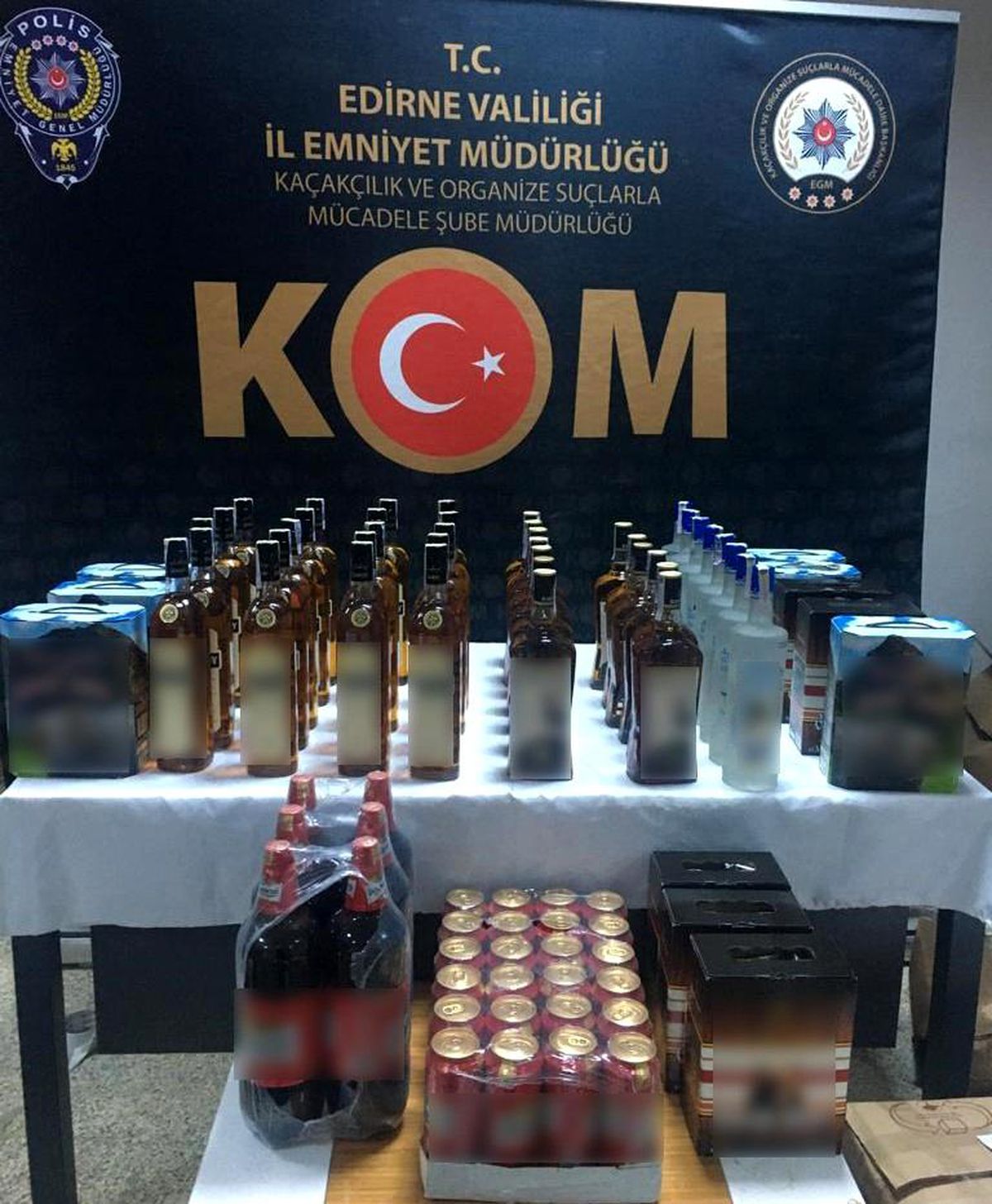Edirne\'de durdurulan otomobilde 82 şişe kaçak içki ele geçirildi