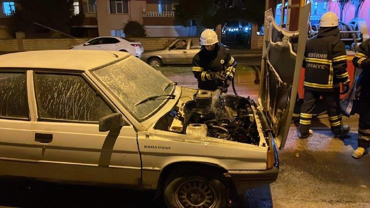 Son dakika... Edirne\'de seyir halindeki otomobilde çıkan yangın söndürüldü