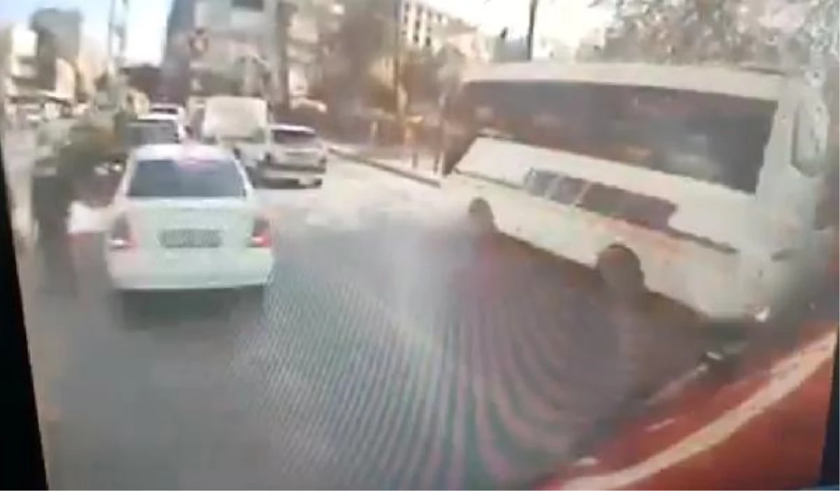Freni boşalan halk otobüsü, kırmızı ışıkta bekleyen araçlara çarptı; kaza kamerada