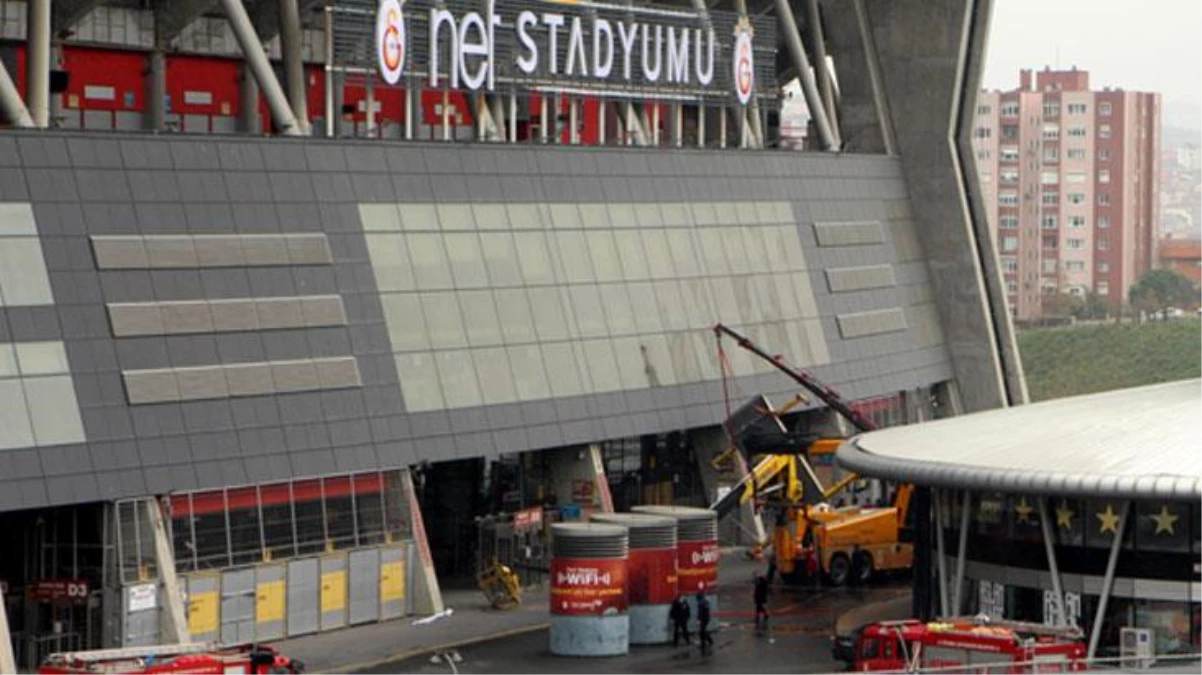 Son Dakika: Galatasaray Nef Stadyumu\'nda vinç devrildi: 3 yaralı