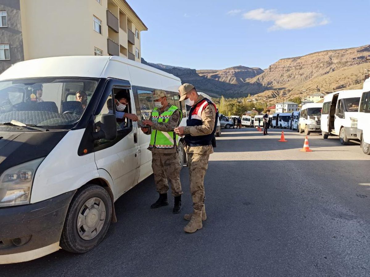 Son dakika haber... Hakkari\'de jandarma ekipleri okul çevreleri ve öğrenci servislerini denetledi