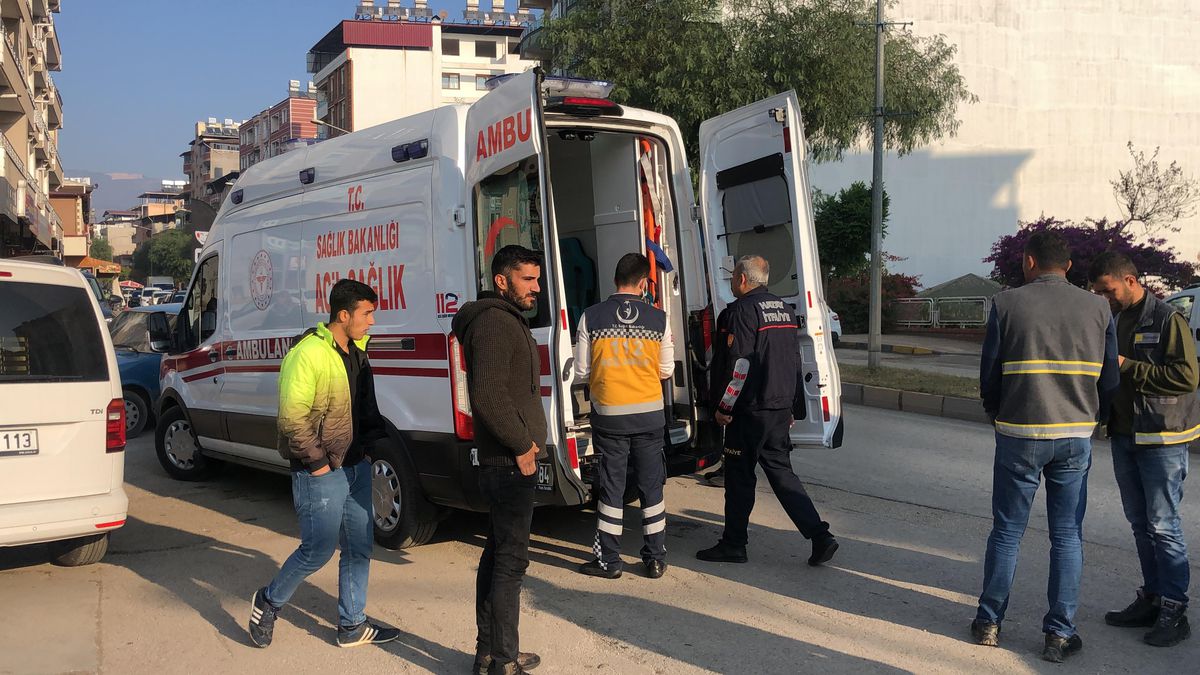 Hatay\'da köpekten kaçan çocuk hafif ticari aracın çarpması sonucu yaralandı