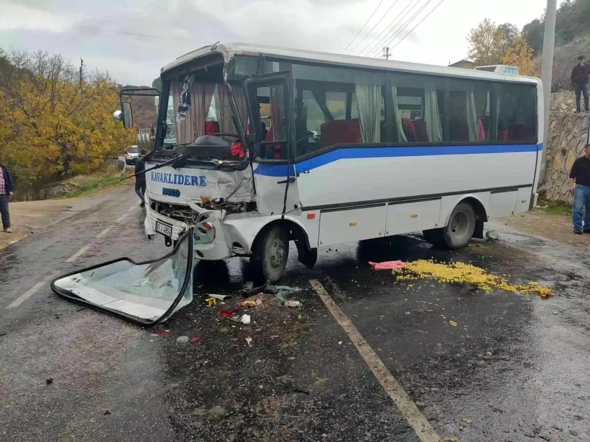 İşçi servisi ile kamyon çarpıştı: 7 yaralı